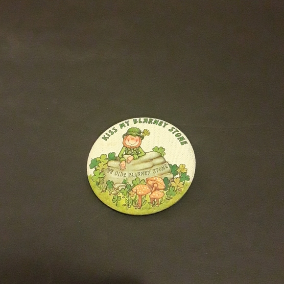 c  - VTG  LEPRECHAUN KISS MY BLARNEY STONE HALLMARK BUTTON - Picture 2 of 5